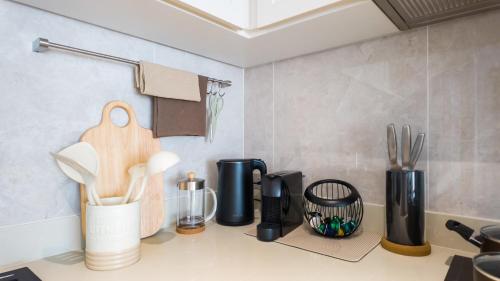 Η κουζίνα ή μικρή κουζίνα στο Bangtao Beachside Residences by Wise Venture