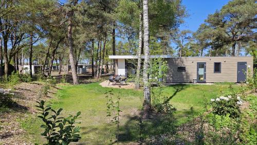 a small house in the middle of a yard at Villa Hutspot in Haarle