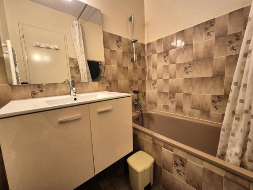 une salle de bain avec un lavabo et une baignoire dans l'établissement Résidence Le Saint Charles A - Studio idéalement situé à 50 m des Thermes Chevalley ! MAE-7704, à Aix-les-Bains