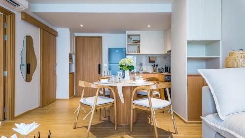 Η κουζίνα ή μικρή κουζίνα στο Bangtao Beachside Residences by Wise Venture