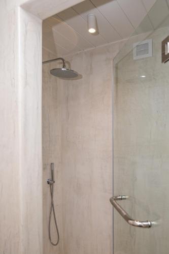 Bilik mandi di Αphrodite & Estia Villas