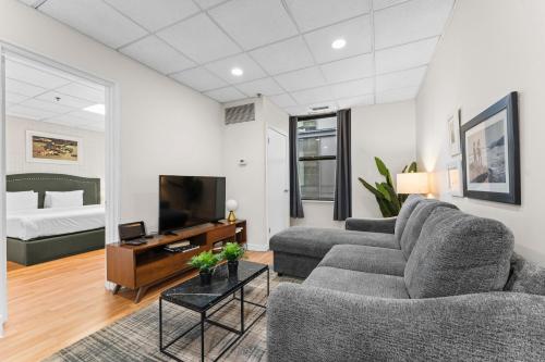 Μια τηλεόραση ή/και κέντρο ψυχαγωγίας στο Furnished Apartment in Downtown
