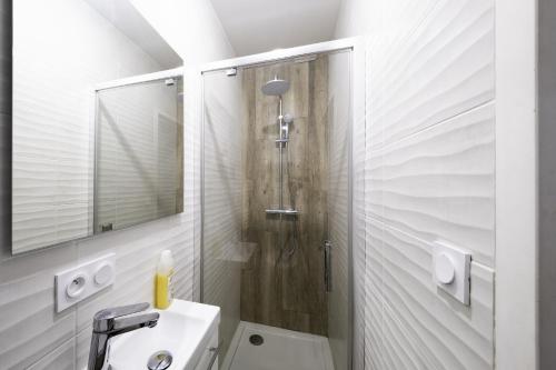 une salle de bain avec une douche, des toilettes et un lavabo dans l'établissement le p'tit studio de Segré centre, à Segré