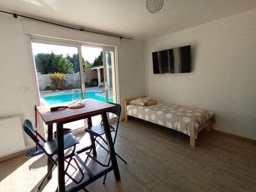 TV a/nebo společenská místnost v ubytování Studio de la villa à la fosse à l'âne