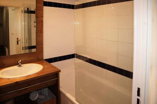 une salle de bain avec un lavabo et une baignoire dans l'établissement Résidence Parc Des Airelles - APPARTEMENT PARC DES AIRELLES 111 MAE-0224, aux Orres