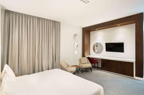 TV a/nebo společenská místnost v ubytování Ramada Hotel & Suites by Wyndham Erbil 32 Park