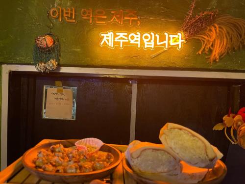 Đồ ăn tại/gần nhà khách