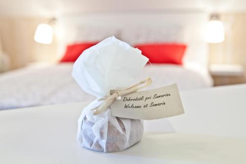 Ένα ή περισσότερα κρεβάτια σε δωμάτιο στο Hotel SAMARIN Črnomelj