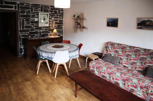 un salon avec un canapé et une table dans l'établissement Résidence Les Cembros - E205 LES CEMBROS 1650 MAE-3971, aux Orres