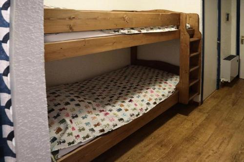 quelques lits superposés dans une chambre dans l'établissement Résidence Les Cembros - E205 LES CEMBROS 1650 MAE-3971, aux Orres