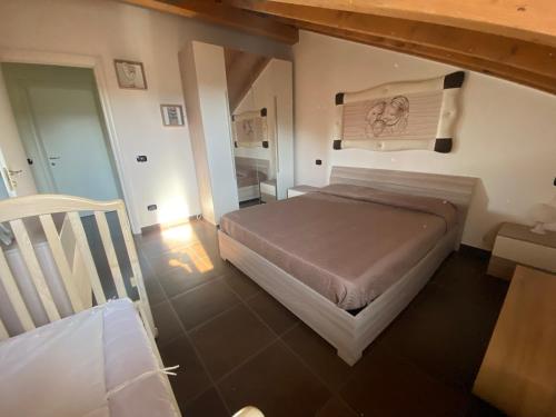 una piccola camera da letto con un letto e una sedia di Salcasavacanze a Castelletto sopra Ticino