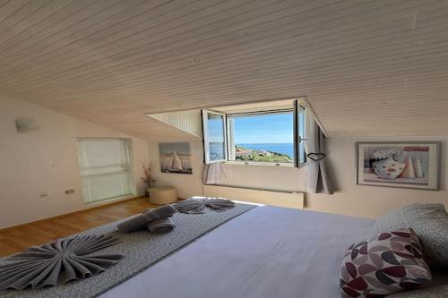 Indy's Beach Apartments -Two Bedroom Apartment with Balcony and Sea View