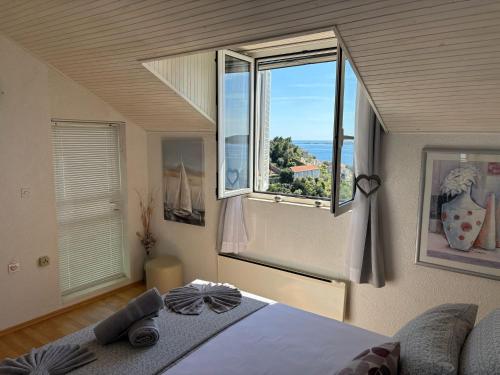 Indy's Beach Apartments -Two Bedroom Apartment with Balcony and Sea View