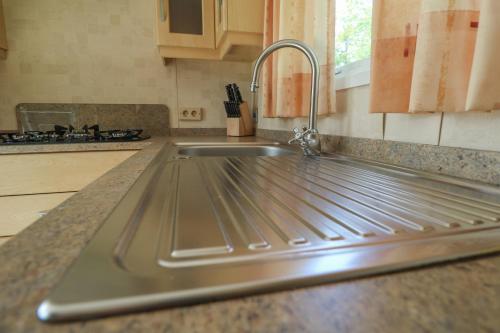 a stainless steel sink in a kitchen at Hof Nieuwerkerk Chalet 2 in Arnemuiden