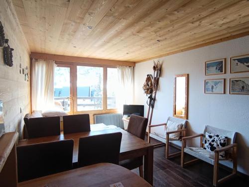 un salon avec une table et des chaises en bois dans l'établissement Résidence Loubatiere - Superbe appartement type chalet 4 à 6 personnes proches des pistes MAE-8364, à Montgenèvre