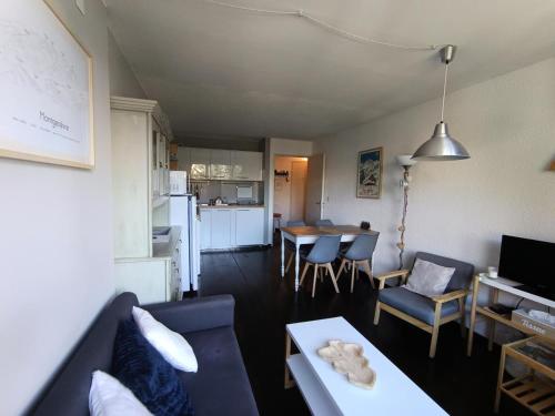 un salon avec un canapé et une table dans l'établissement Résidence Loubatiere - Grand appartement 4 pers., balcon plein soleil avec vue, parking, très proche pistes MAE-8694, à Montgenèvre