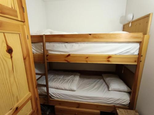 quelques lits superposés dans une chambre dans l'établissement Résidence Le Sommet - Appartement avec terrasse et jardinet - Belle vue - Parking couvert MAE-9094, à Montgenèvre