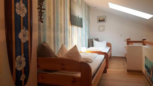 a small bedroom with two beds and a window at Fewo Wellenreiter Usedom 200 m zum Strand mit Balkon Parkplatz Wlan in Ostseebad Karlshagen