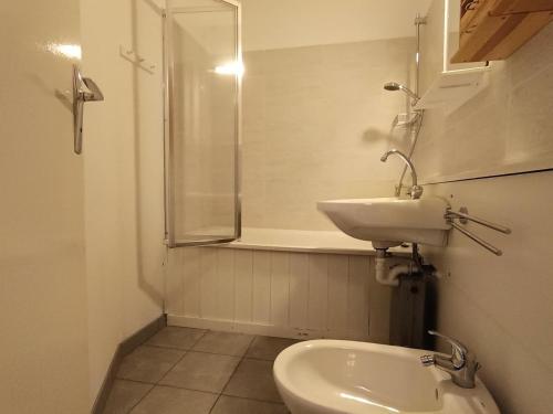 une petite salle de bain avec un lavabo et des toilettes dans l'établissement Résidence Loubatiere - Appartement basic, proches pistes et commerces MAE-8874, à Montgenèvre