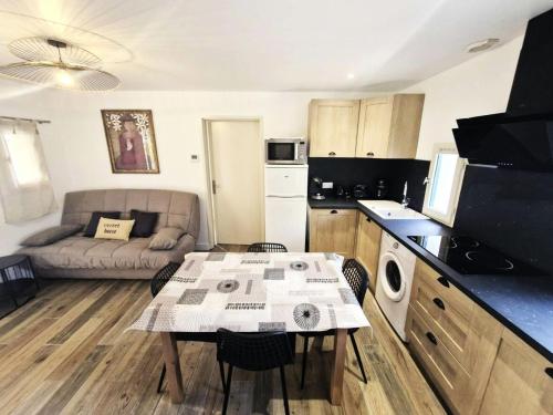 une cuisine et un salon avec une table et un canapé dans l'établissement Résidence Ile Des Pecheurs - VILLA 3 PIECES 6 couchages LE BARCARES MAE-6674, à Port-Leucate