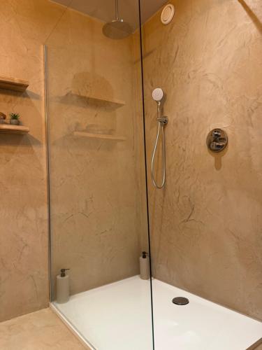 Un baño de Hotel Giorgi et logements insolites-jacuzzi privé