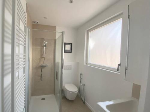 une salle de bain avec une douche, des toilettes et un lavabo dans l'établissement Appartement rénové avec jardin, WIFI, parking à 750m de la plage à Perros-Guirec - FR-1-368-452, à Perros-Guirec