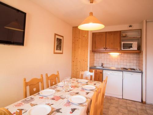 une salle à manger avec une table et une cuisine dans l'établissement Appartement confortable 6 pers, proche navettes, à Aussois - FR-1-508B-2, à Aussois