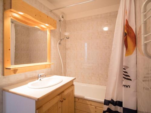 une salle de bain avec un lavabo et une douche dans l'établissement Appartement confortable 6 pers, proche navettes, à Aussois - FR-1-508B-2, à Aussois