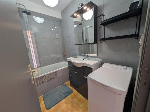 une salle de bain avec toilettes, lavabo et baignoire dans l'établissement Appartement T3 Moderne 5/6 Pers. avec Piscine et Parking - FR-1-797-63, à Port-la-Nouvelle