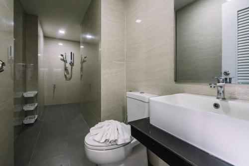 Ban Thung NgaiにあるAston Residence Hatyaiのトイレ、洗面台、シャワー付きのバスルーム