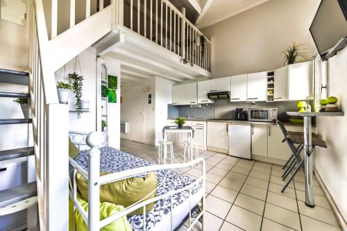 - une cuisine avec des lits superposés dans une chambre dans l'établissement The Cocon de Biarritz, à Cambo-les-Bains