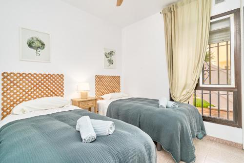 トロクス・コスタにあるFrontline Vacation Home A86 3の窓のある部屋にベッドが2つある