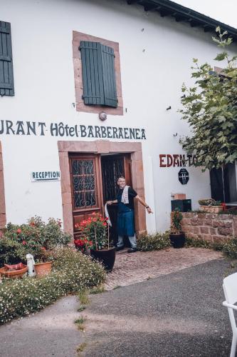 un homme debout à l'entrée d'un bâtiment dans l'établissement Hôtel Barberaenea, à Bidarray