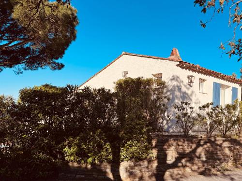 Το κτήριο όπου στεγάζεται  η παραθεριστική κατοικία