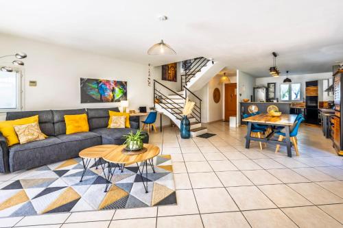 un salon avec un canapé et une table dans l'établissement The Villa Harmonie, à Cambo-les-Bains