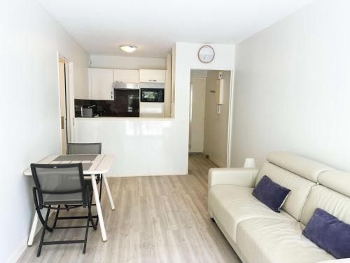 un salon avec un canapé et une table et une cuisine dans l'établissement Résidence Clos St Arnaud - Arcachon – Charmant appartement à 300 m de la plage, dans le quartier Ville de Printemps MAE-7074, à Arcachon