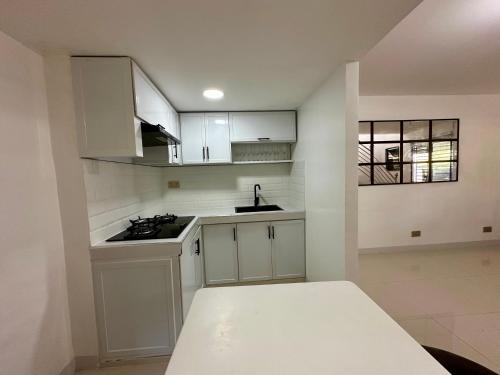 Kuchyň nebo kuchyňský kout v ubytování JJs Transient Home Lipa