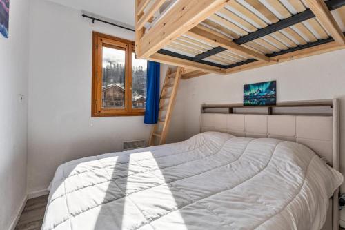 - une chambre avec un lit, une échelle et une fenêtre dans l'établissement Résidence Le Balcon Des Airelles - Appartement calme au cœur des Orres 1800 MAE-6754, aux Orres