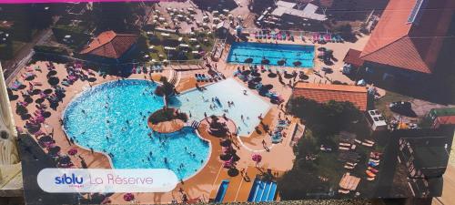 Bazén v ubytování Au bonheur des Landes nebo v jeho okolí