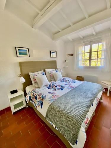 une chambre avec un grand lit dans une pièce dans l'établissement Splendide Mas avec vue sur mer panoramique Gigaro, à La Croix-Valmer