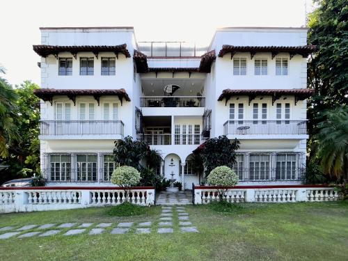 Taman di luar MiraNamin M A P I L I G Suite in Unique Historic Home - Shared Kitchen, Rooftop