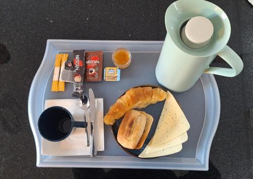 een dienblad met een bord eten en een kopje koffie bij Hostal Santa Calma in Marbella
