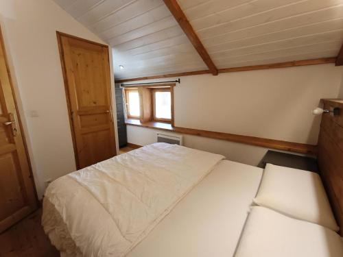 une petite chambre avec un lit et une fenêtre dans l'établissement Saint Roch Chalet - Superbe appartement cosy, 4 pers, dans le village, plein sud. MAE-3641, à Montgenèvre