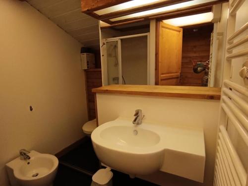 une salle de bain avec un lavabo et des toilettes dans l'établissement Saint Roch Chalet - Superbe appartement cosy, 4 pers, dans le village, plein sud. MAE-3641, à Montgenèvre