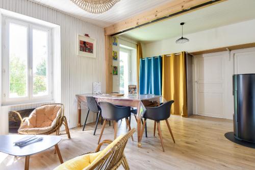 une salle à manger avec une table et des chaises dans l'établissement Maison avec jardin pour 4 - 800m de la plage, à Barbâtre