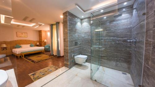 Koupelna v ubytování Lalit Service Apartment