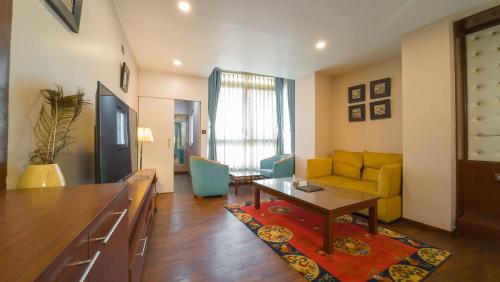 TV a/nebo společenská místnost v ubytování Lalit Service Apartment