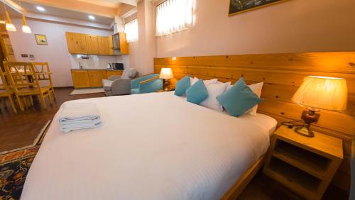 Postel nebo postele na pokoji v ubytování Lalit Service Apartment