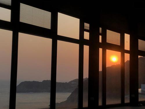 a view of the sunset through a window at 大梅石創生共享家士兵館 in Ma-tsu Tao