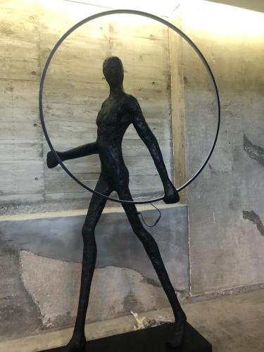 a statue of a man holding a hula hoop at 大梅石創生共享家士兵館 in Ma-tsu Tao